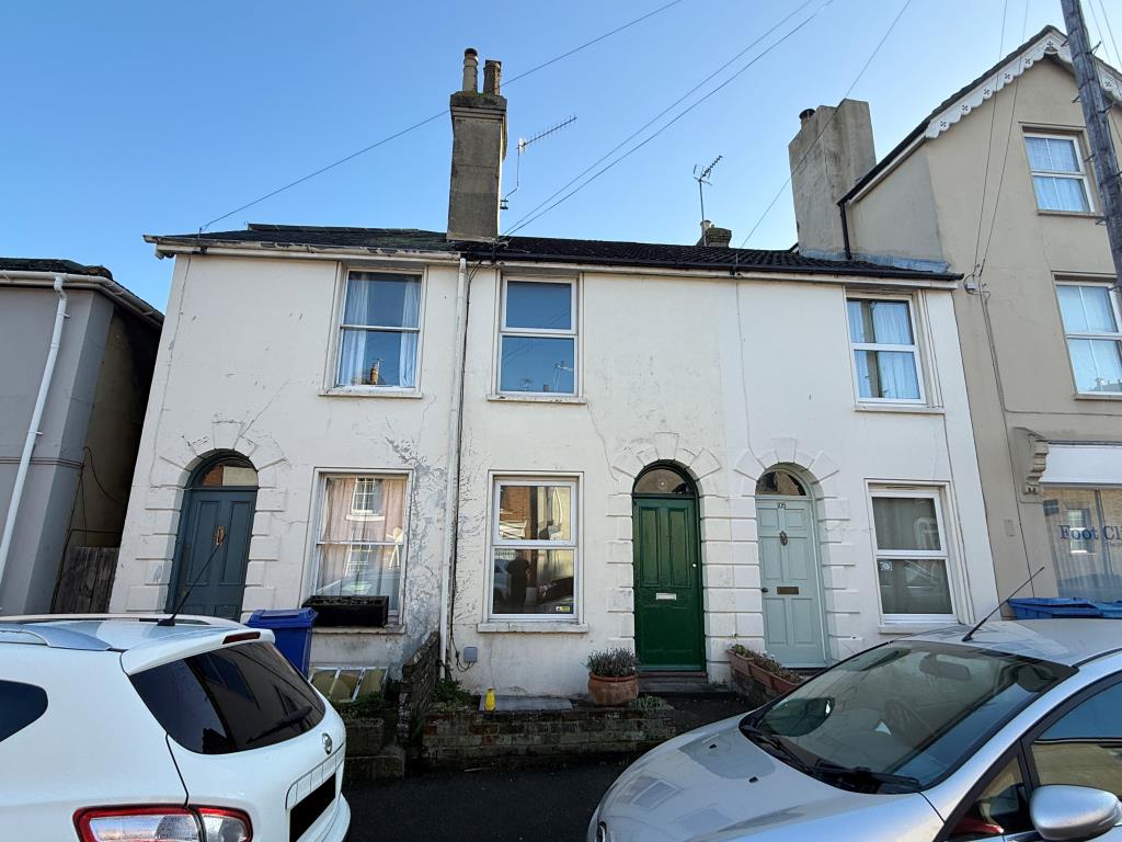 Lot: 100 - TERRACE HOUSE FOR IMPROVEMENT - Mid-terrace house